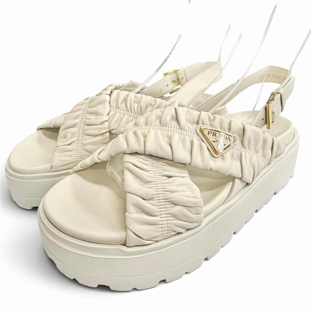 美品△PRADA プラダ 26SS 1XZ796 マテラッセレザー フラットフォーム サンダル トライアングルロゴ ホワイト ゴールド金具 37 伊製 袋付