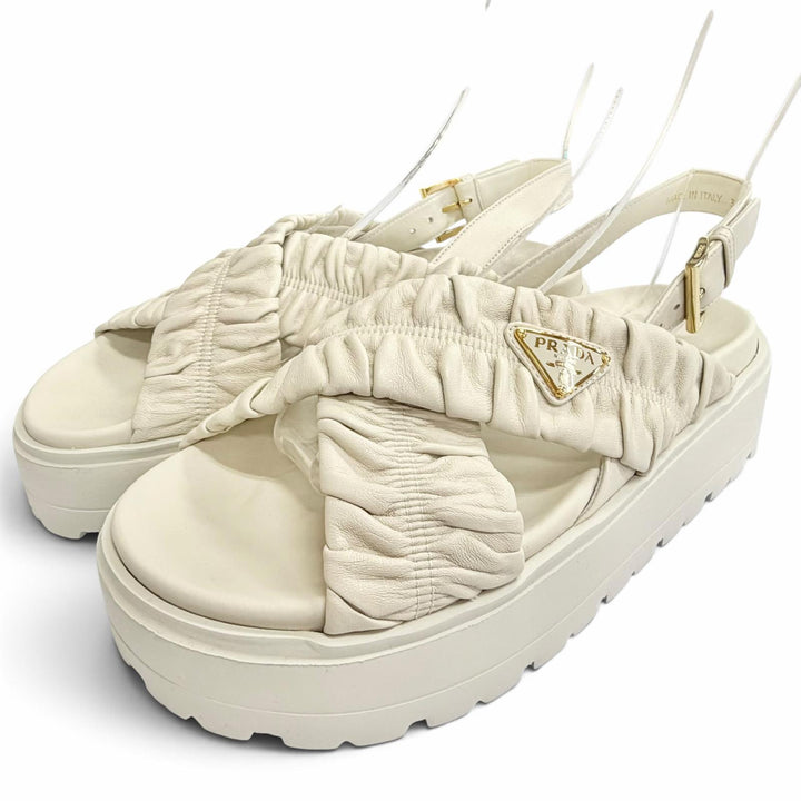 美品△PRADA プラダ 26SS 1XZ796 マテラッセレザー フラットフォーム サンダル トライアングルロゴ ホワイト ゴールド金具 37 伊製 袋付