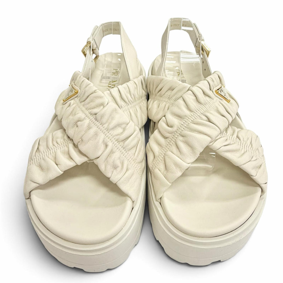 美品△PRADA プラダ 26SS 1XZ796 マテラッセレザー フラットフォーム サンダル トライアングルロゴ ホワイト ゴールド金具 37 伊製 袋付