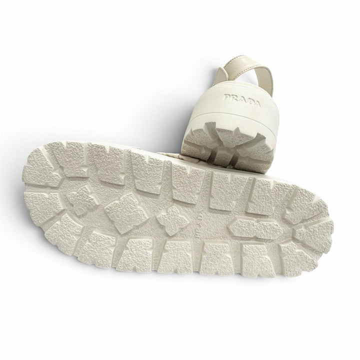 美品△PRADA プラダ 26SS 1XZ796 マテラッセレザー フラットフォーム サンダル トライアングルロゴ ホワイト ゴールド金具 37 伊製 袋付