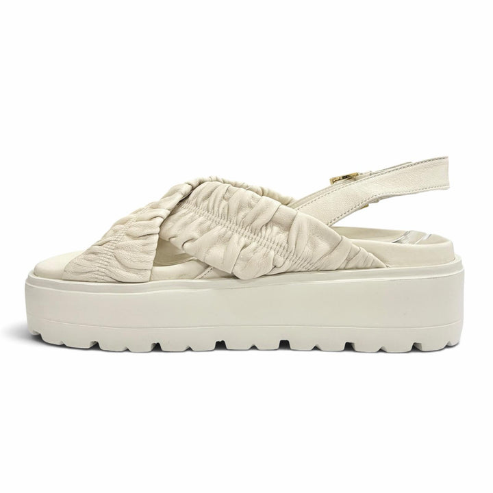 美品△PRADA プラダ 26SS 1XZ796 マテラッセレザー フラットフォーム サンダル トライアングルロゴ ホワイト ゴールド金具 37 伊製 袋付