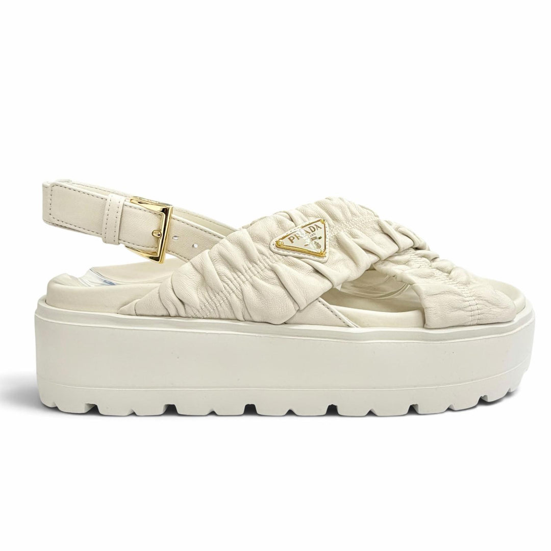 美品△PRADA プラダ 26SS 1XZ796 マテラッセレザー フラットフォーム サンダル トライアングルロゴ ホワイト ゴールド金具 37 伊製 袋付
