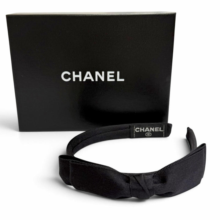 美品△CHANEL シャネル サテン リボン付き カチューシャ ヘアバンド ヘアアクセサリー カチューシャ ブラック レディース 箱付き