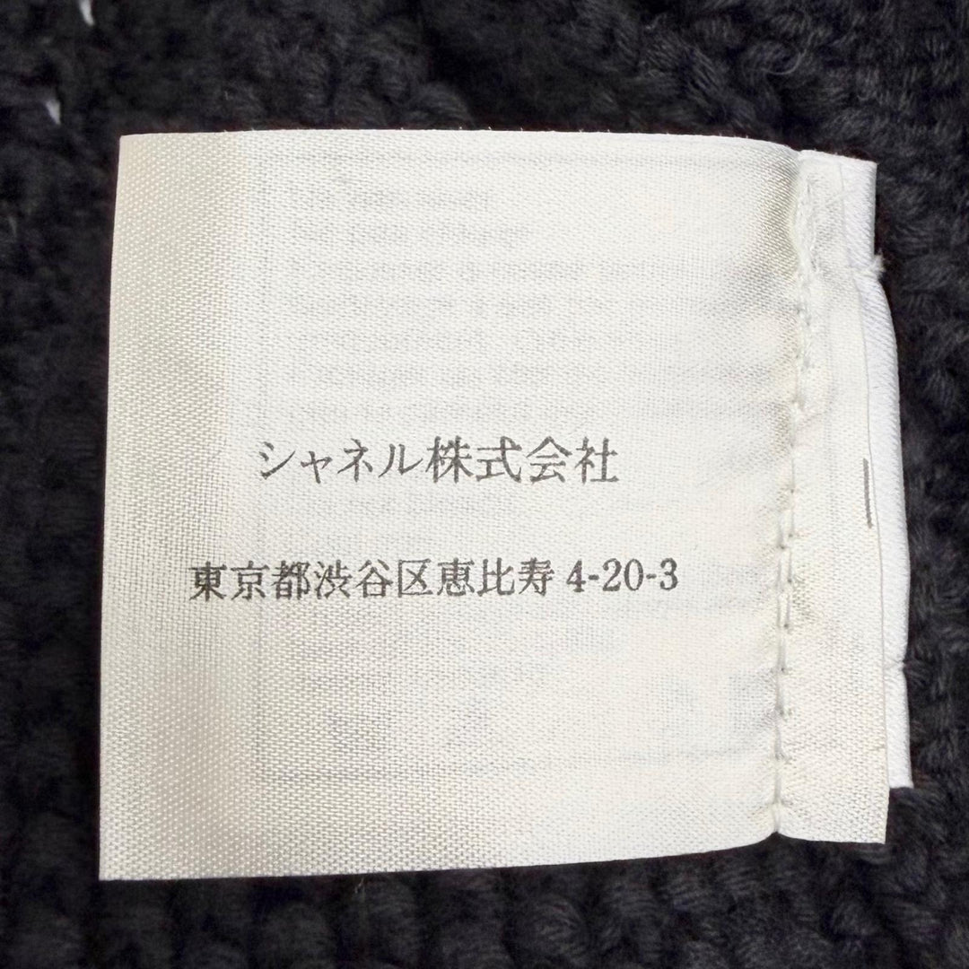 美品△CHANEL シャネル ヴィンテージ 03P P21109 カシミヤ混 ロゴプレート ココボタン コサージュ付き ニットジャケット 黒 FR 34 正規品