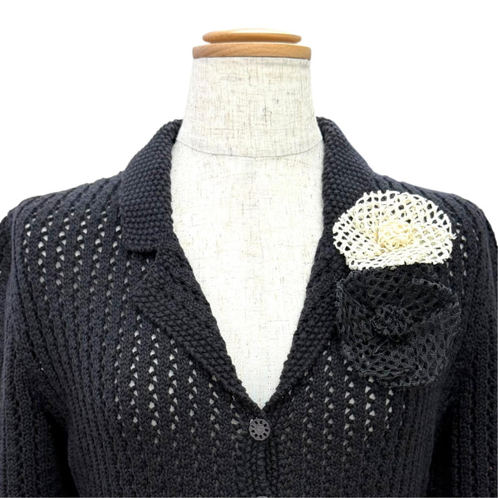 美品△CHANEL シャネル ヴィンテージ 03P P21109 カシミヤ混 ロゴプレート ココボタン コサージュ付き ニットジャケット 黒 FR 34 正規品
