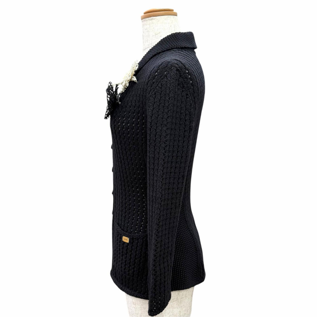 美品△CHANEL シャネル ヴィンテージ 03P P21109 カシミヤ混 ロゴプレート ココボタン コサージュ付き ニットジャケット 黒 FR 34 正規品