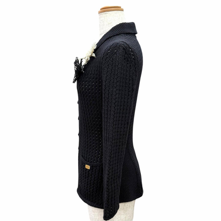 美品△CHANEL シャネル ヴィンテージ 03P P21109 カシミヤ混 ロゴプレート ココボタン コサージュ付き ニットジャケット 黒 FR 34 正規品