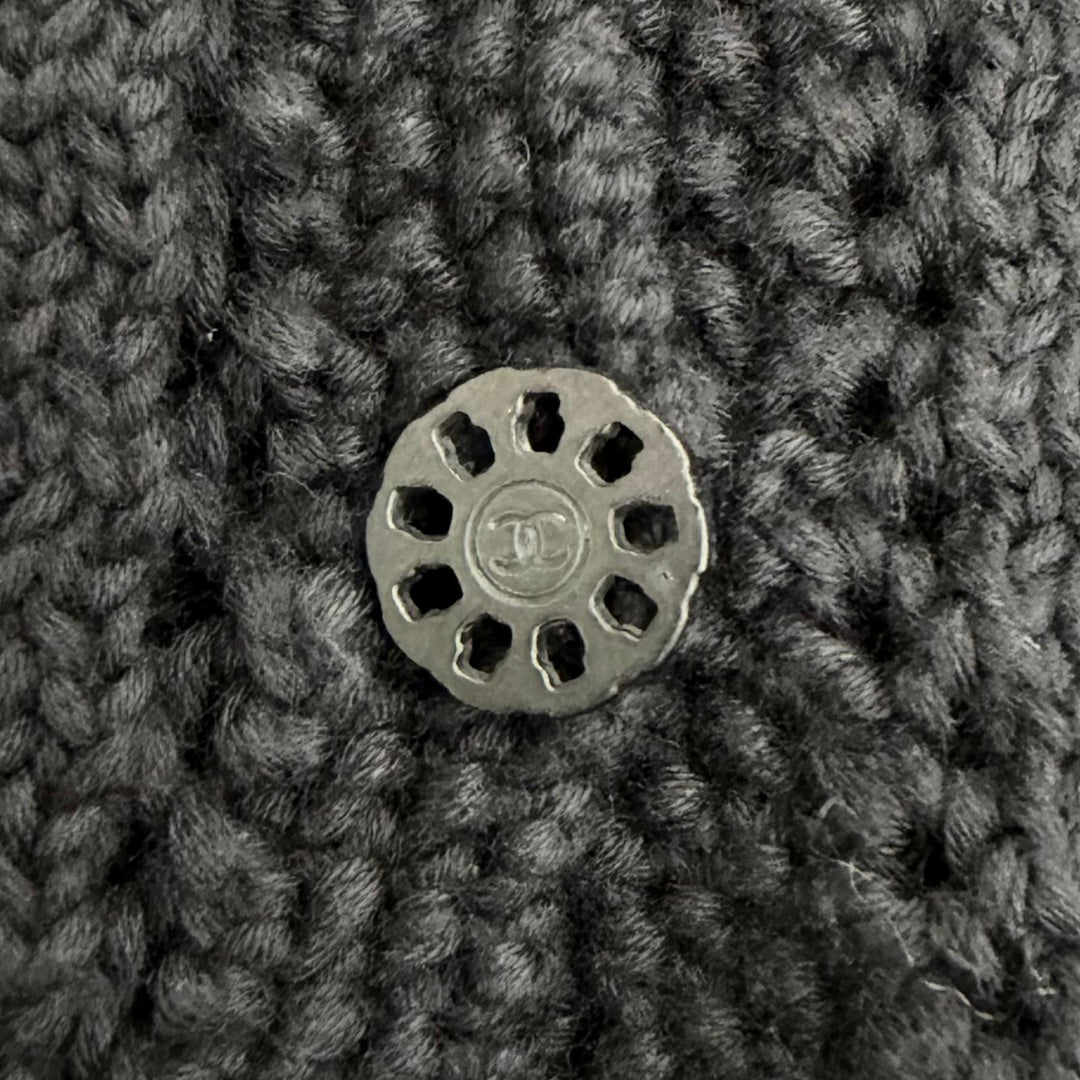 美品△CHANEL シャネル ヴィンテージ 03P P21109 カシミヤ混 ロゴプレート ココボタン コサージュ付き ニットジャケット 黒 FR 34 正規品