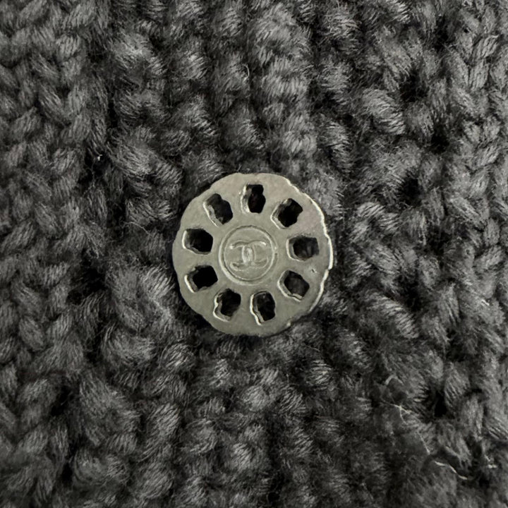 美品△CHANEL シャネル ヴィンテージ 03P P21109 カシミヤ混 ロゴプレート ココボタン コサージュ付き ニットジャケット 黒 FR 34 正規品