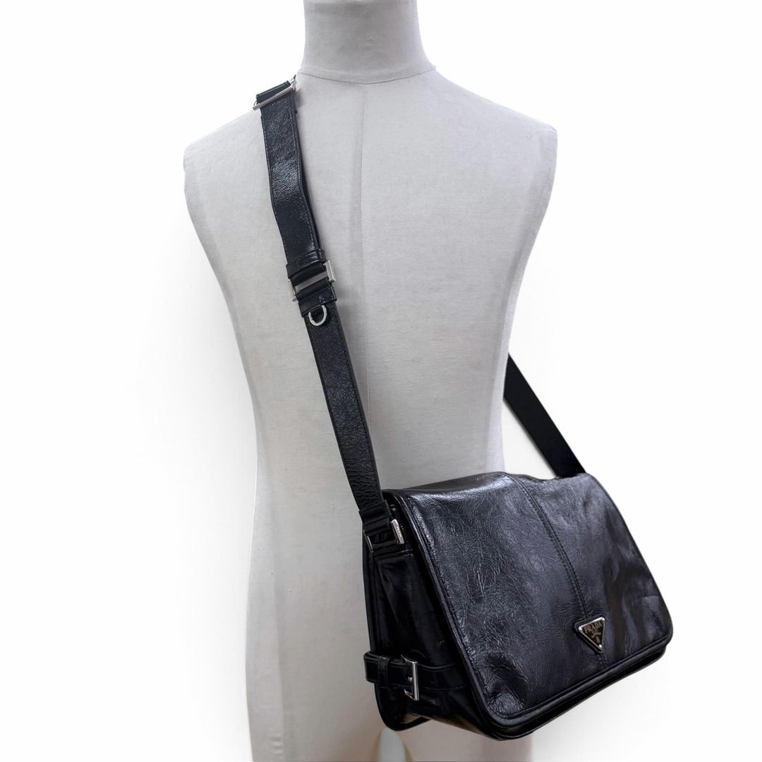 極美品▼PRADA プラダ 2VD073 ソフトルックスレザー トライアングルロゴ 三角プレート ショルダーバッグ ブラック メンズ 定価522500円