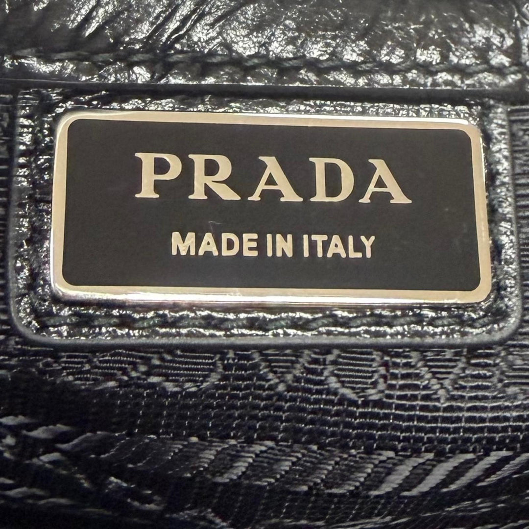 極美品▼PRADA プラダ 2VD073 ソフトルックスレザー トライアングルロゴ 三角プレート ショルダーバッグ ブラック メンズ 定価522500円
