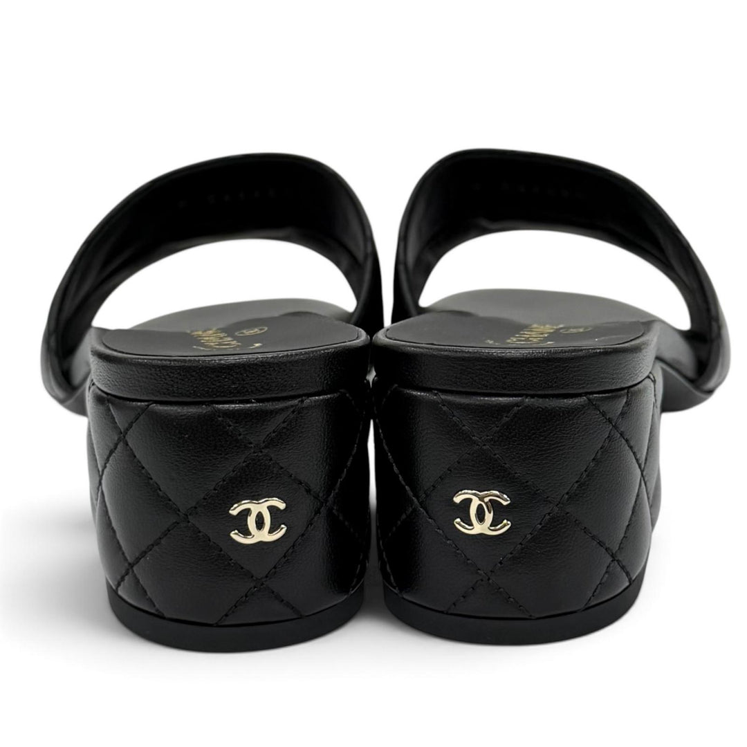 未使用品★CHANEL シャネル 2025年製 G46480 ココマーク金具 マトラッセ レザー サンダル ブラック シルバー金具 37.5 イタリア製 箱付き