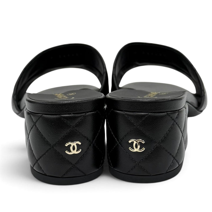 未使用品★CHANEL シャネル 2025年製 G46480 ココマーク金具 マトラッセ レザー サンダル ブラック シルバー金具 37.5 イタリア製 箱付き