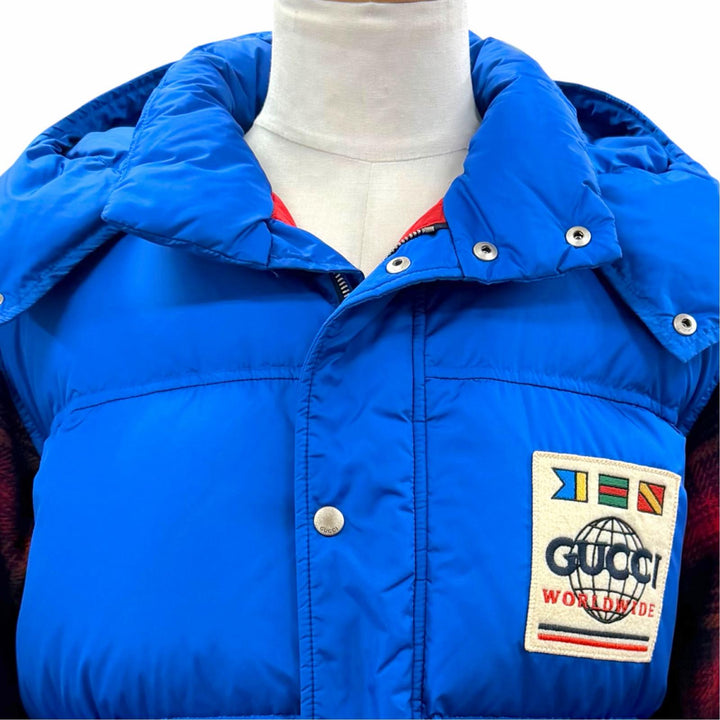 美品▼GUCCI グッチ 585393 袖チェック柄 素材切替 ロゴワッペン フーデッド ダウンジャケット ブルー レッド IT 46 伊製 正規品 メンズ