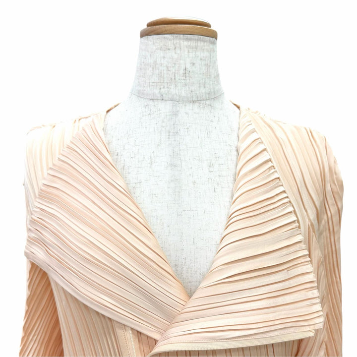 極美品△ISSEY MIYAKE イッセイミヤケ 23SS IM31FD671 プリーツ 変形デザイン ジップアップ カーディガン ライトベージュ 2 正規品