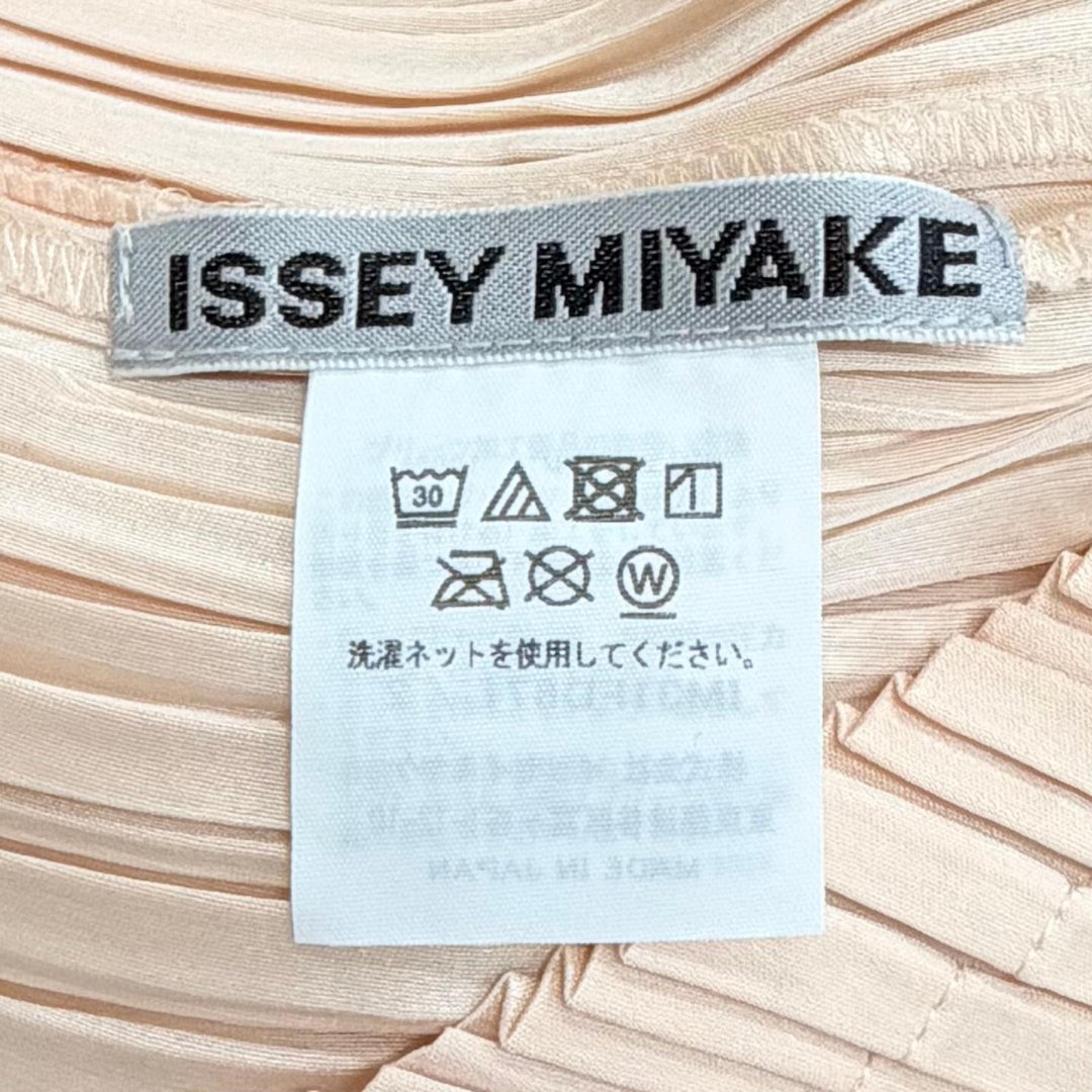 極美品△ISSEY MIYAKE イッセイミヤケ 23SS IM31FD671 プリーツ 変形デザイン ジップアップ カーディガン ライトベージュ 2 正規品