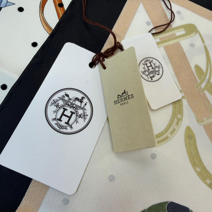 未使用品▼HERMES エルメス カレ 55 JOCKEY ジョッキー シルク100% 現行品 スカーフ ブラック レッド ヴェールロデン 定価122100円 箱付