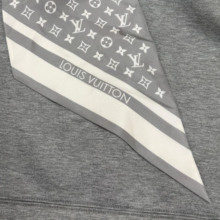 未使用品★LOUIS VUITTON ルイヴィトン 25AW シルク100％ シグネチャー スカーフディテール フーディ トップス グレー S 伊製 正規品