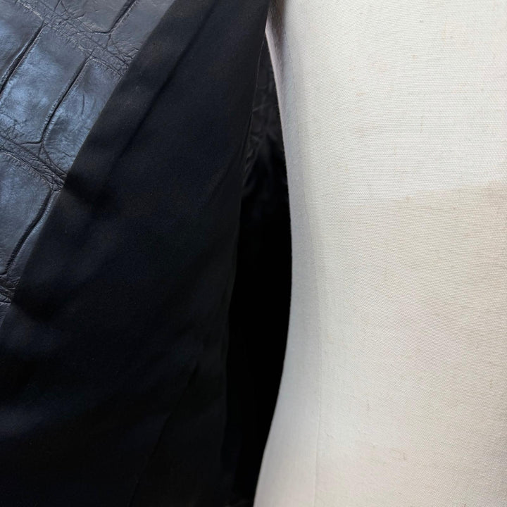 極美品▼ZELE PARIS ゼルパリ クロコダイル レザー ロゴ入りボタン Vネック ジレ ベスト ブラック 52 メンズ ガーメント・ハンガー付き