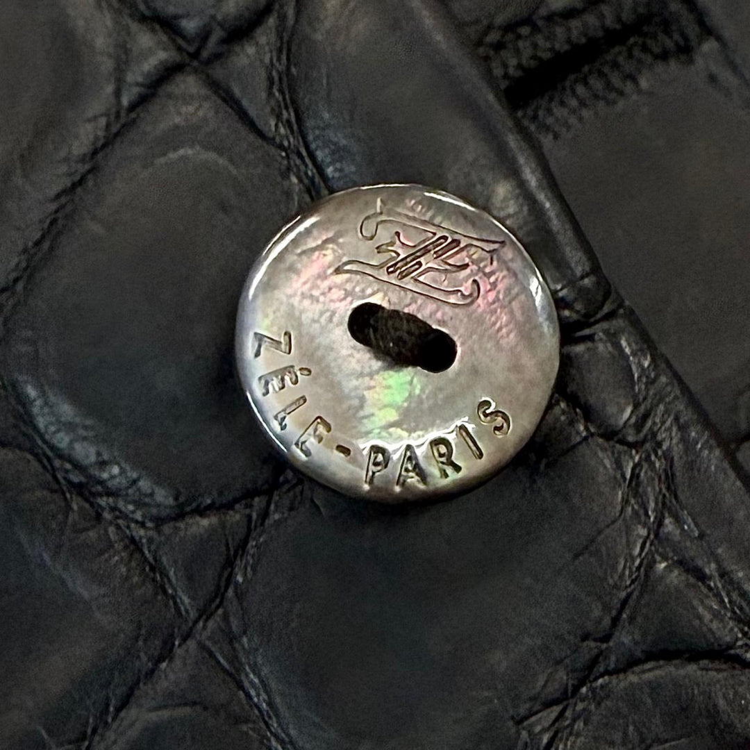 極美品▼ZELE PARIS ゼルパリ クロコダイル レザー ロゴ入りボタン Vネック ジレ ベスト ブラック 52 メンズ ガーメント・ハンガー付き