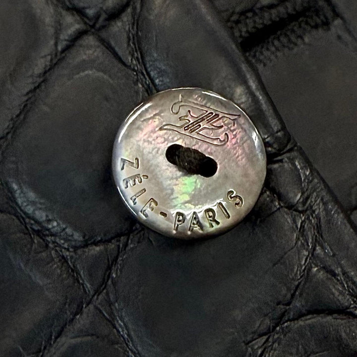 極美品▼ZELE PARIS ゼルパリ クロコダイル レザー ロゴ入りボタン Vネック ジレ ベスト ブラック 52 メンズ ガーメント・ハンガー付き