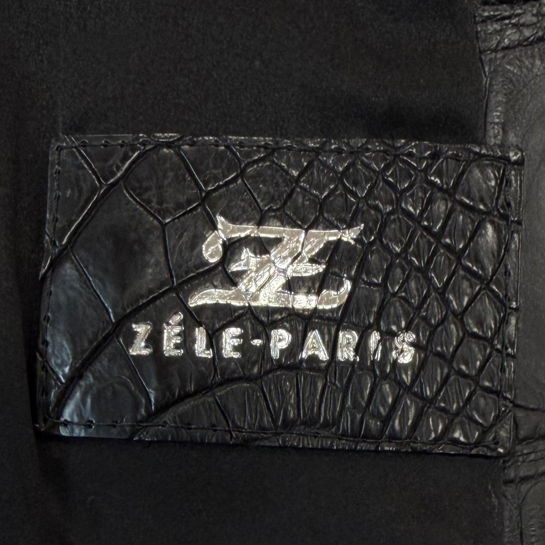 極美品▼ZELE PARIS ゼルパリ クロコダイル レザー ロゴ入りボタン Vネック ジレ ベスト ブラック 52 メンズ ガーメント・ハンガー付き