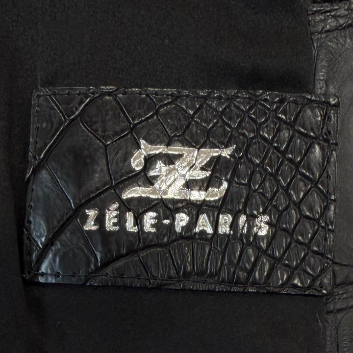 極美品▼ZELE PARIS ゼルパリ クロコダイル レザー ロゴ入りボタン Vネック ジレ ベスト ブラック 52 メンズ ガーメント・ハンガー付き