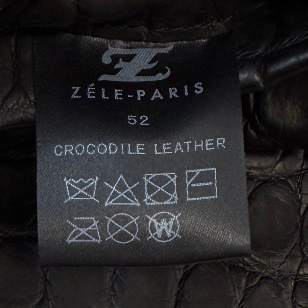 極美品▼ZELE PARIS ゼルパリ クロコダイル レザー ロゴ入りボタン Vネック ジレ ベスト ブラック 52 メンズ ガーメント・ハンガー付き
