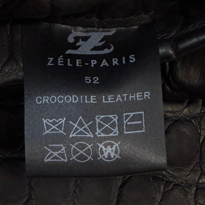 極美品▼ZELE PARIS ゼルパリ クロコダイル レザー ロゴ入りボタン Vネック ジレ ベスト ブラック 52 メンズ ガーメント・ハンガー付き